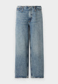 Hellblaue Marlene-Jeans aus Denim, mit einem mittelhohen Bund, klassischem Fünf-Taschen-Design und subtilen Verwaschungen im Stoff.