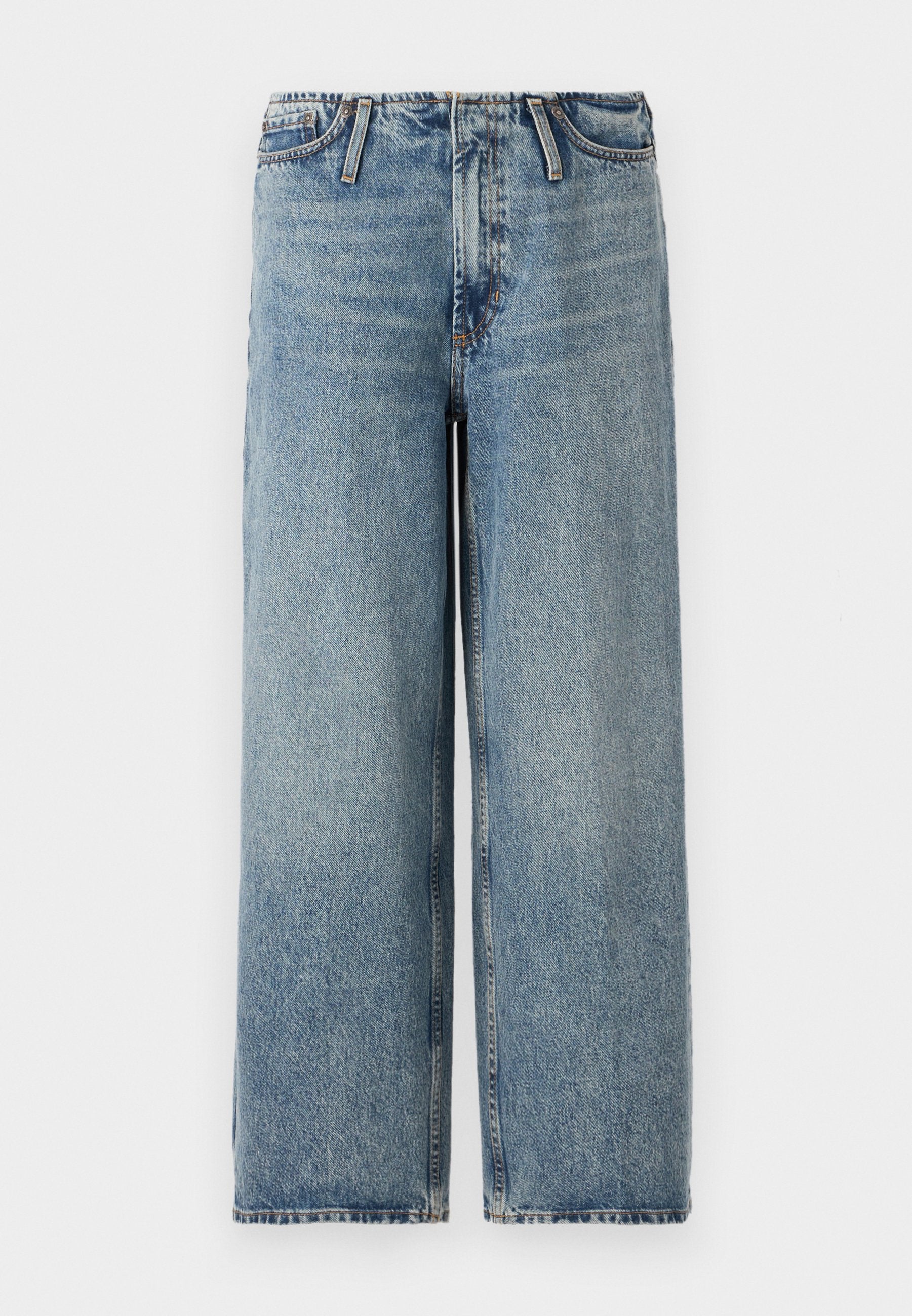 Hellblaue Marlene-Jeans aus Denim, mit einem mittelhohen Bund, klassischem Fünf-Taschen-Design und subtilen Verwaschungen im Stoff.