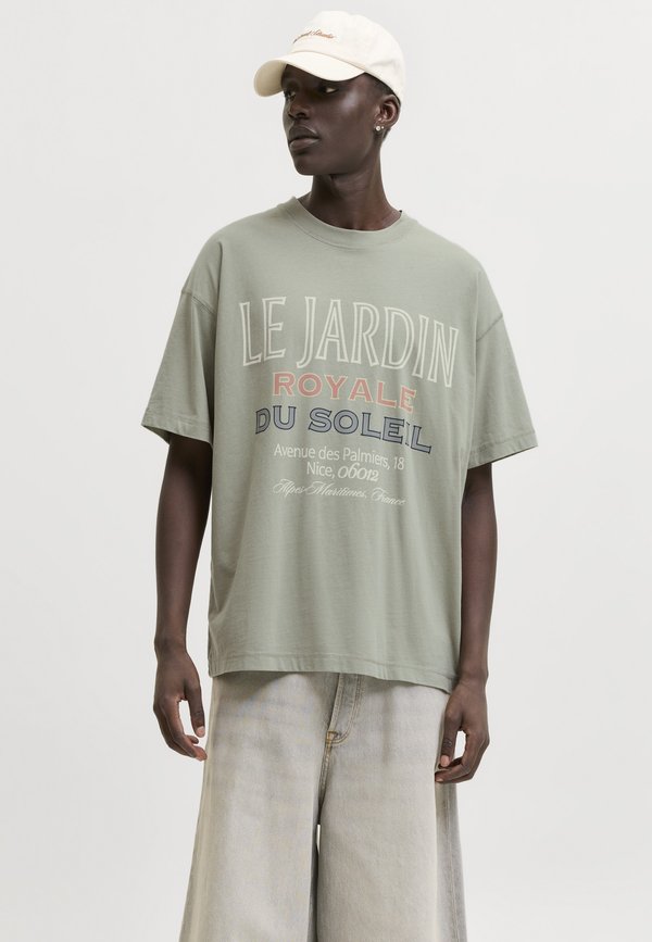 Jack & Jones JORMENTON TYPO - Print T-shirt - seagrass