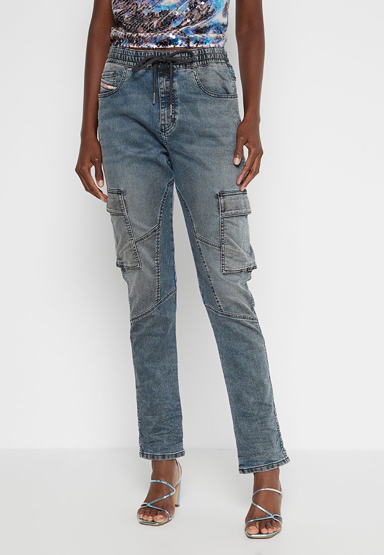 Helle blaue Cargo-Hose mit elastischem Bund, ausgestattet mit vier Taschen, gesteppten Details und einem schmal zulaufenden Bein. Glatte Denim-Textur.