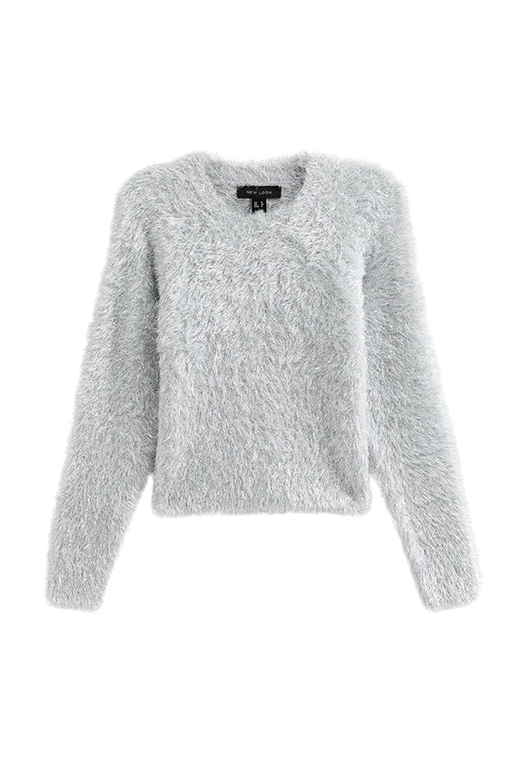 Hellgrauer, flauschiger Pullover mit langen Ärmeln und rundem Halsausschnitt. Weiche Textur, gemütliches Aussehen und lässige Passform. Das Etikett trägt die Aufschrift "NEW LOOK."