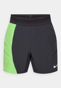 Schwarze sportliche Shorts mit einem neongrünen Seitenpaneel, elastischem Bund und kleinen Seitentaschen. Unten rechts befindet sich ein weißes Nike-Logo.