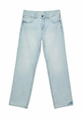 Hellblaue Jeans aus Denim mit lockerer Passform, geradem Bein-Design und sichtbaren Nähten. Sie verfügen über Fronttaschen, einen Knopfverschluss und minimale Abnutzungserscheinungen.