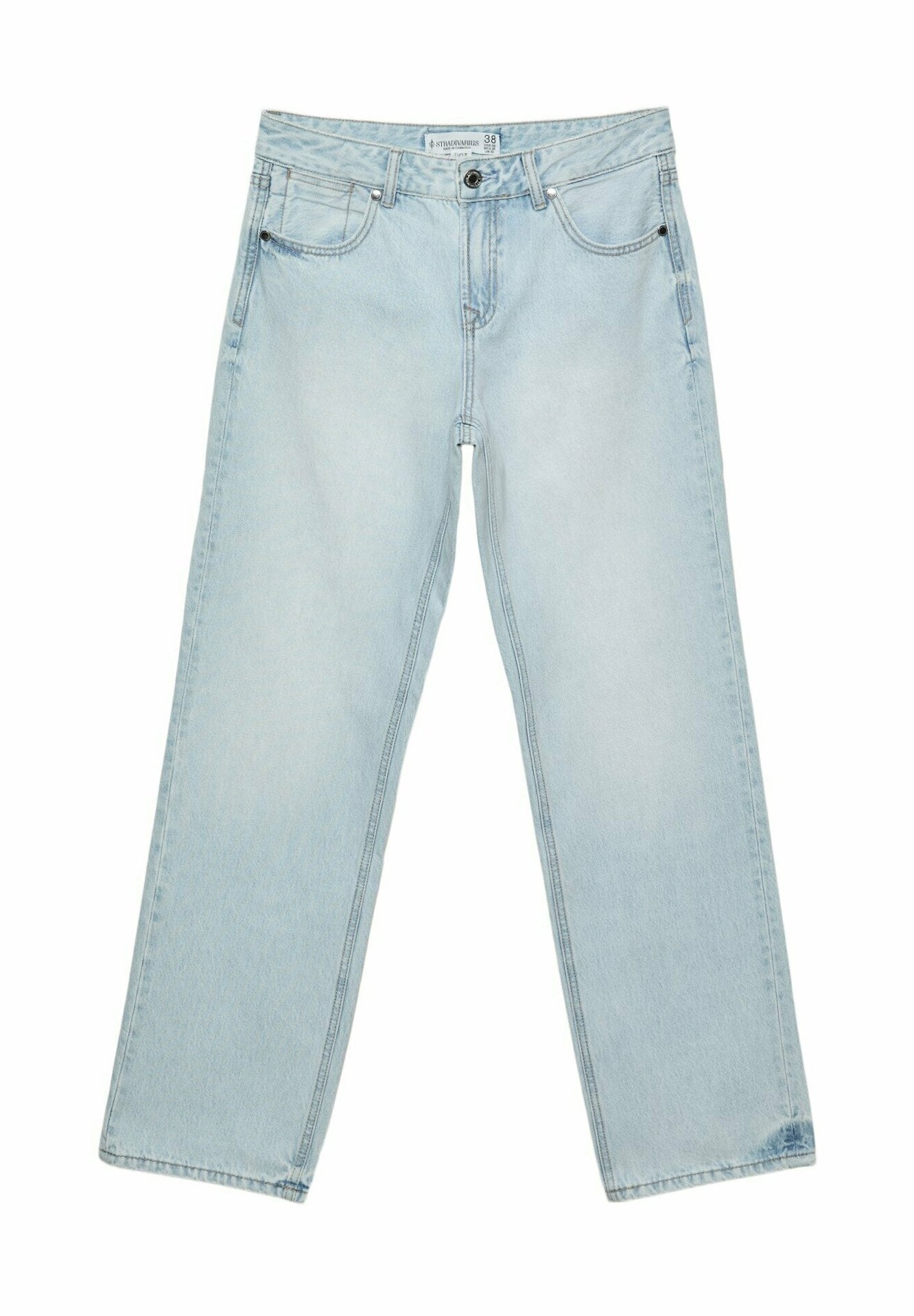 Hellblaue Jeans aus Denim mit lockerer Passform, geradem Bein-Design und sichtbaren Nähten. Sie verfügen über Fronttaschen, einen Knopfverschluss und minimale Abnutzungserscheinungen.