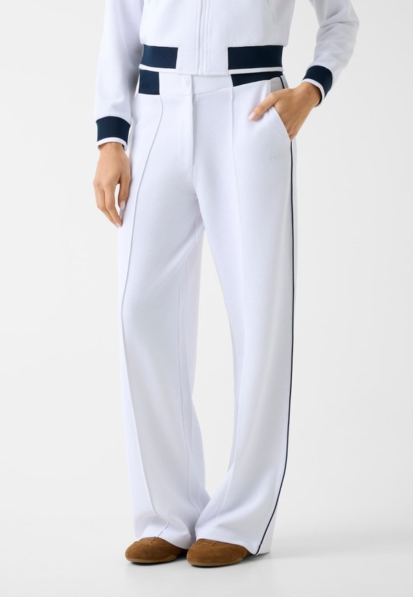 Guess MIT WEITEM BEIN - Trousers - weiß