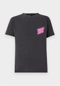 Schwarzes Baumwoll-T-Shirt mit Rundhalsausschnitt, kurzen Ärmeln und einem Druck auf der linken Brustseite, der "TOMMY JEANS" im pinken Neon-Stil zeigt.