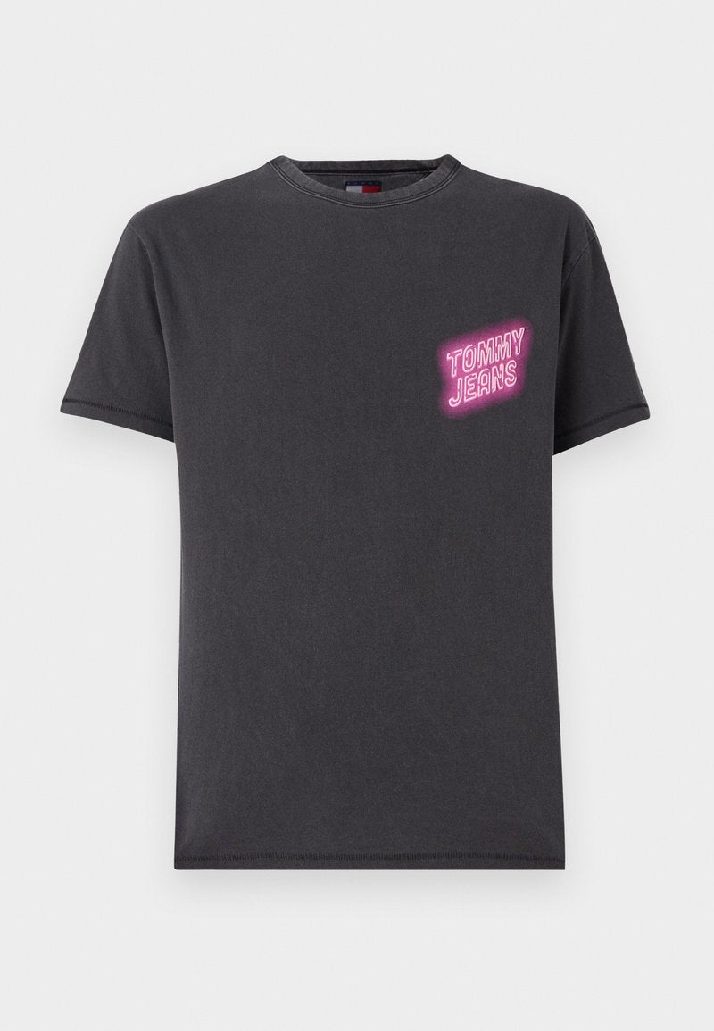 Schwarzes Baumwoll-T-Shirt mit Rundhalsausschnitt, kurzen Ärmeln und einem Druck auf der linken Brustseite, der "TOMMY JEANS" im pinken Neon-Stil zeigt.