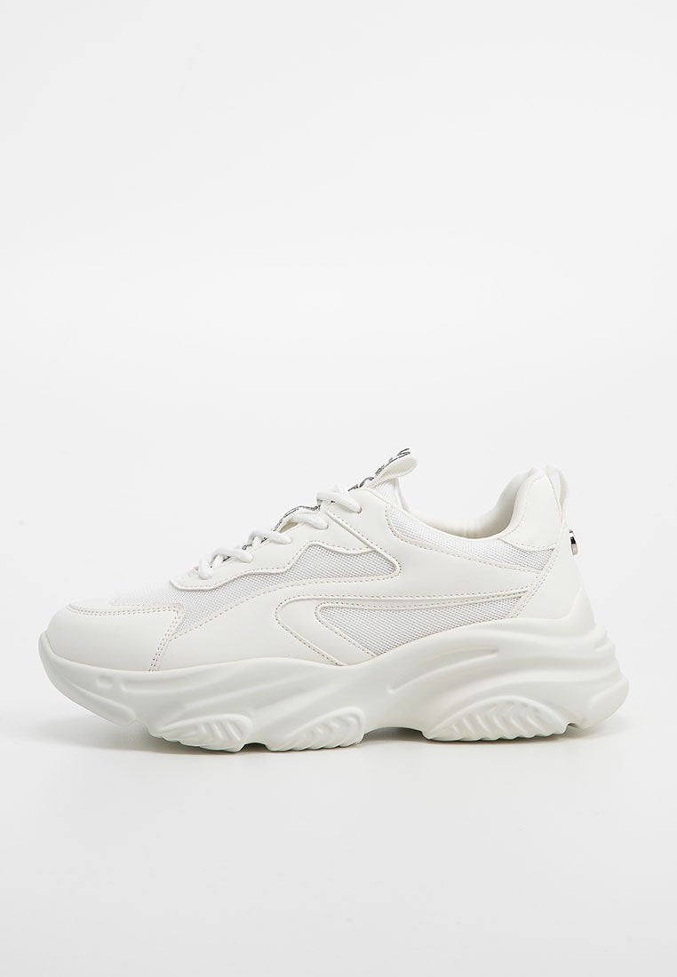 Weiße Sportliche Sneakers mit einem glatten Obermaterial aus Leder und Mesh, dicker gepolsterter Sohle und Schnürsystem. Mit einer abgerundeten Zehenpartie und strukturierten Akzenten.
