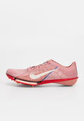 Rosa Sportschuh mit Mesh-Obermaterial, weißem Nike-Swoosh und roter Spikelplatte. Verfügt über ein strukturiertes Muster und eine blaue Akzentlinie.