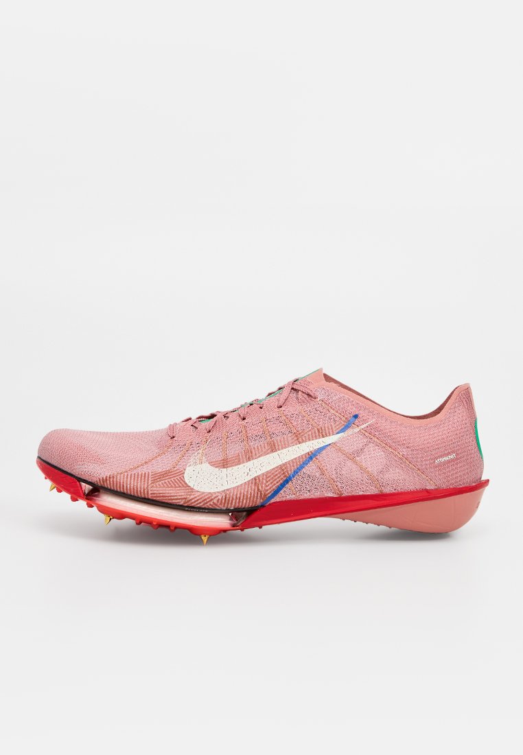 Rosa Sportschuh mit Mesh-Obermaterial, weißem Nike-Swoosh und roter Spikelplatte. Verfügt über ein strukturiertes Muster und eine blaue Akzentlinie.