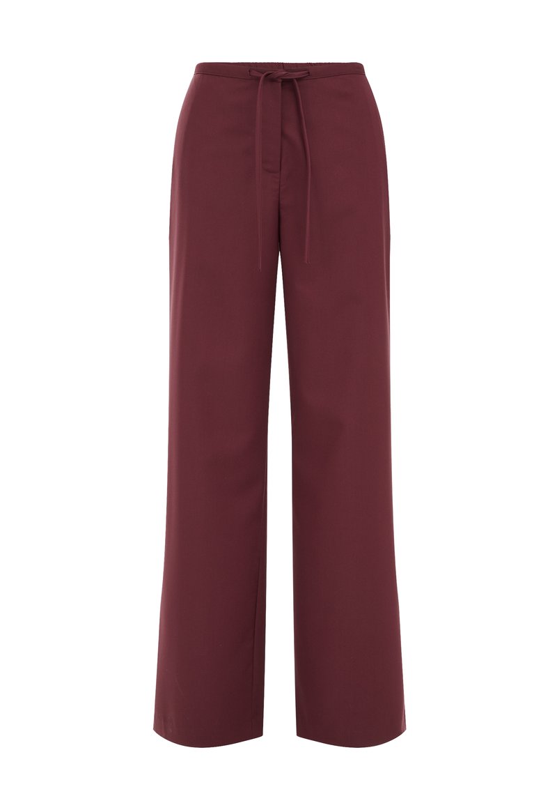Burgunderfarbene weite Hosen mit einer glatten Textur, ausgestattet mit einem farblich passenden Zugband in der Taille. Einfaches Design ohne zusätzliche Muster oder Akzente.