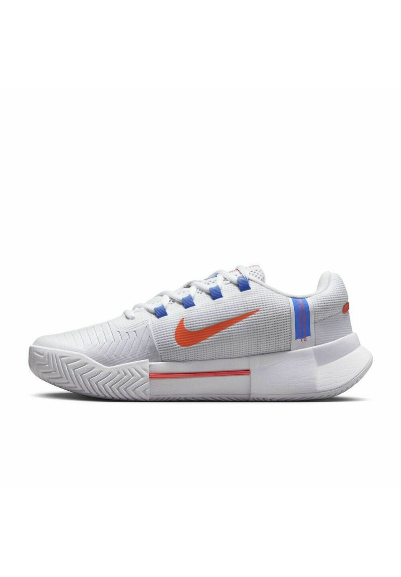 Weiße Sportschuhe mit strukturiertem Obermaterial, orangefarbener Nike-Swoosh, blauen Akzenten und einer gepolsterten Sohle. Verfügt über ein Fischgrätprofil.