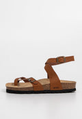 Braune Kunstleder-Sandalen mit verstellbaren Riemen, Korkfußbett und Gummiaußensohle. Mit einem metallischen Schnallenakzent. Flaches Design.