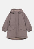 Langer, kapuzengefütterter Mantel in sanftem Mauve, ausgestattet mit einem weichen Fleece-Innenfutter, elastischen Bündchen und zwei Fronttaschen. Einfache Druckknopfverschluss.
