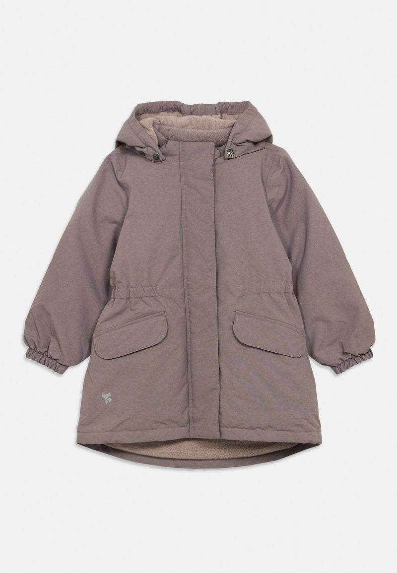 Langer, kapuzengefütterter Mantel in sanftem Mauve, ausgestattet mit einem weichen Fleece-Innenfutter, elastischen Bündchen und zwei Fronttaschen. Einfache Druckknopfverschluss.