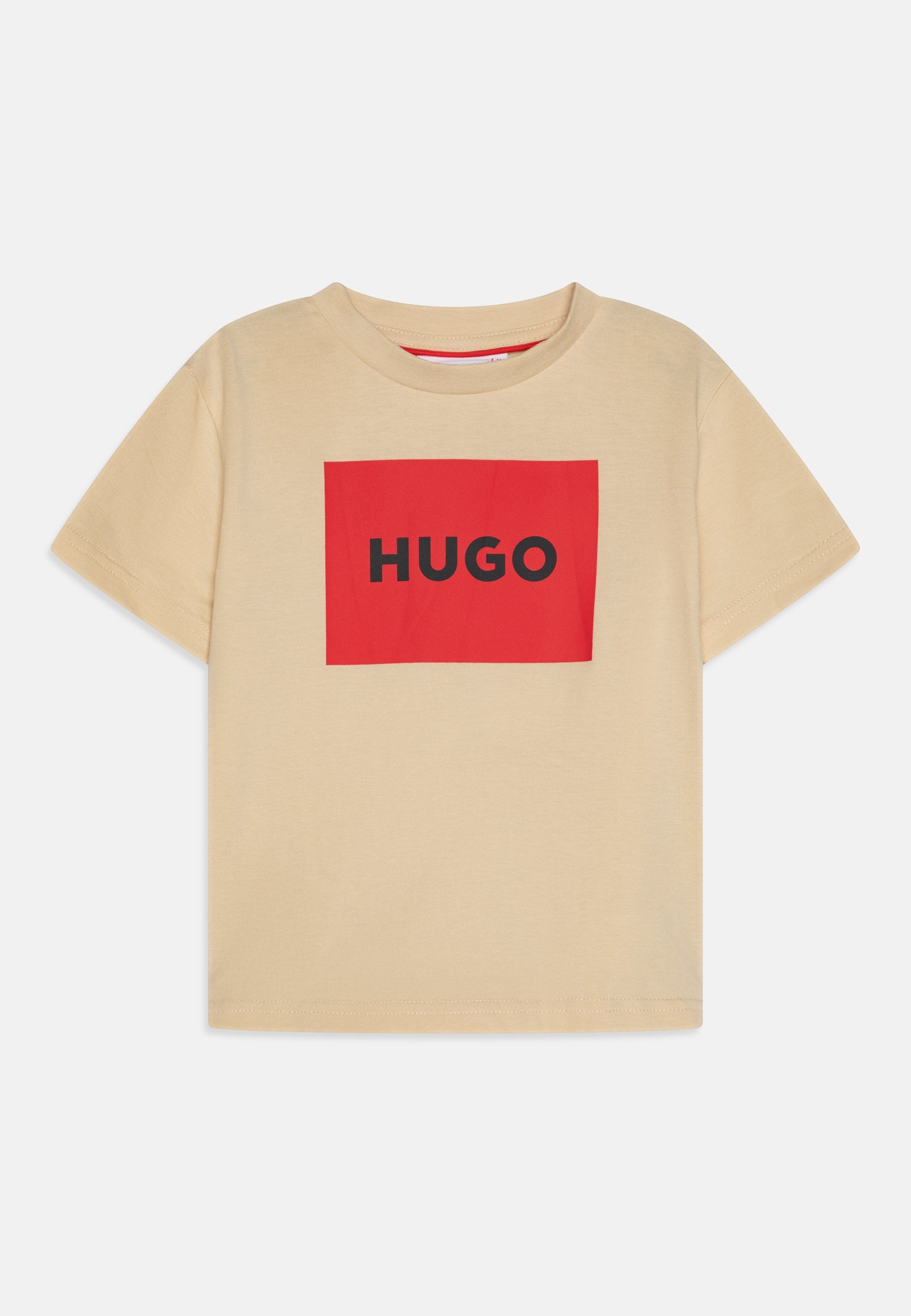 Beige Baumwoll-T-Shirt mit kurzen Ärmeln, das ein großes rotes rechteckiges Design und den schwarzen Text "HUGO" in der Mitte auf der Vorderseite zeigt.