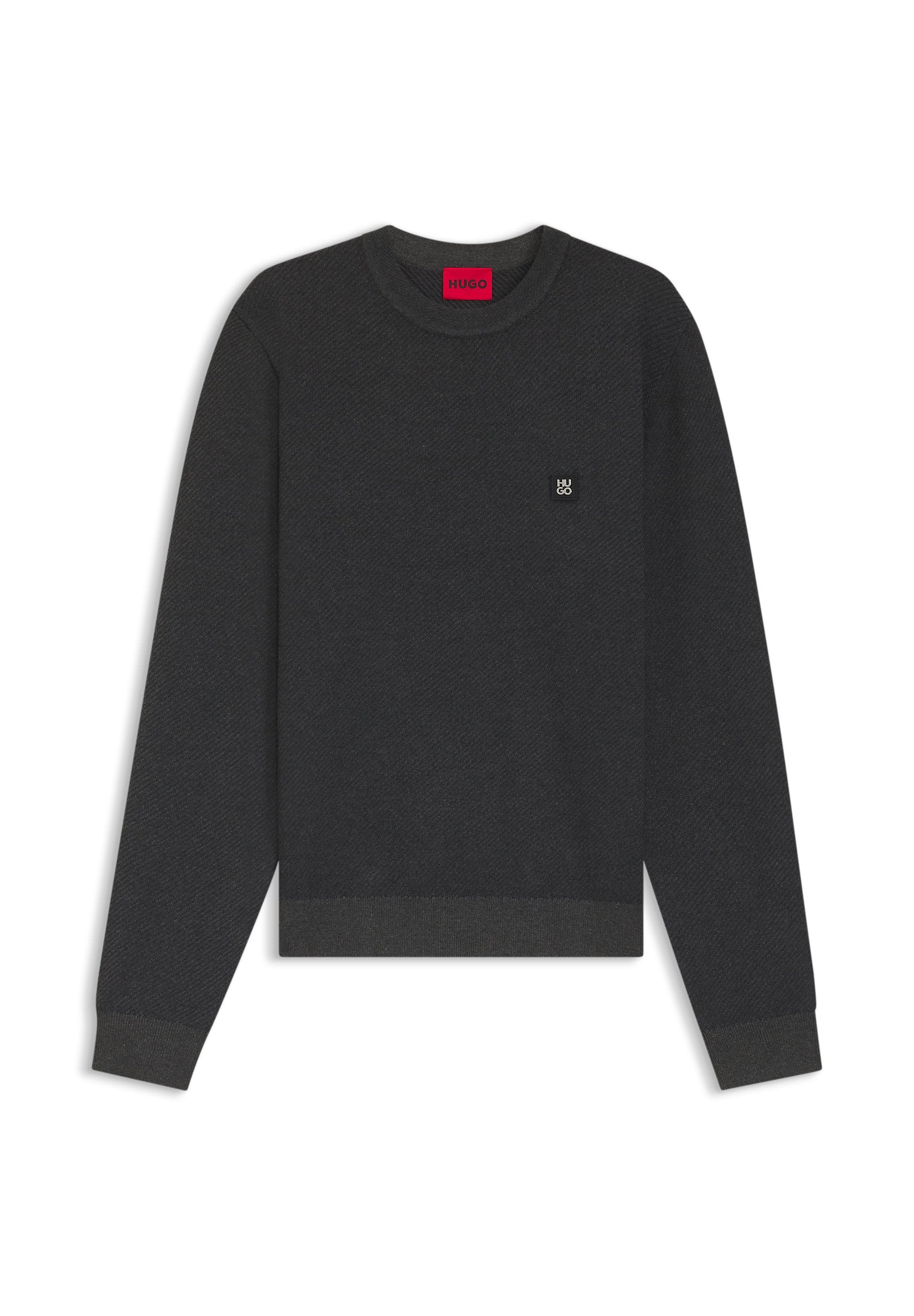 Grauer Strickpullover mit rundem Ausschnitt, strukturiertem Muster und kleinem Logo auf der linken Brust. Mit gerippten Bündchen und Saum.