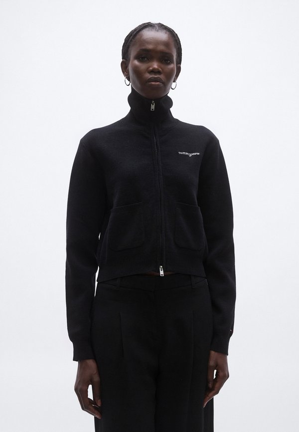 Tommy Jeans STITCH LOGO COLLARED ZIP-THRU CARDIGAN