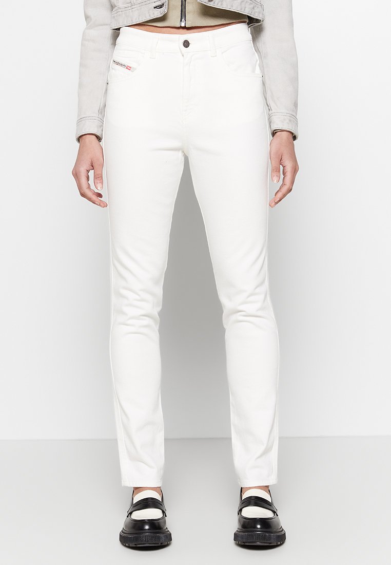 Weiße Slim-Fit Jeans mit einer glatten Textur und einem Fünf-Taschen-Design. Verfügt über einen einzelnen Knopfverschluss und kontrastierende Nähte.