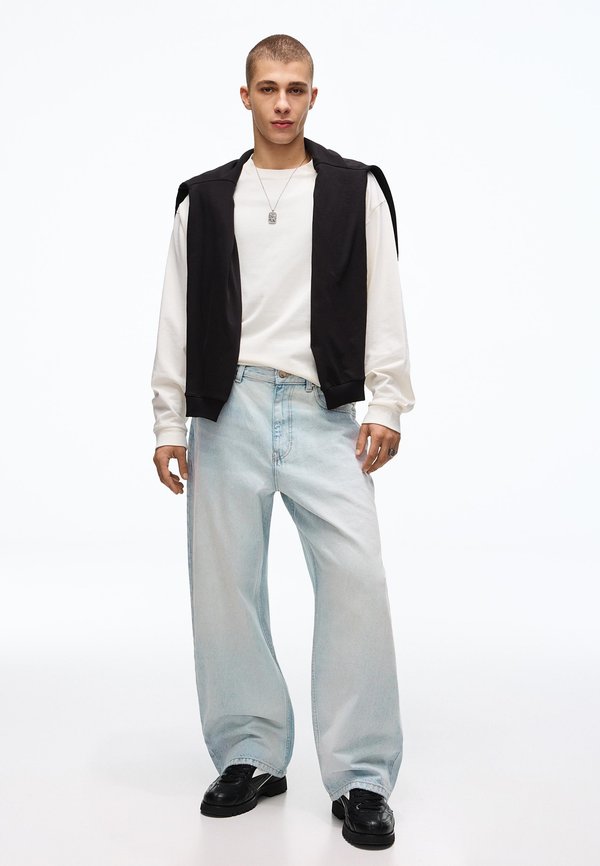 Bershka EMBROIDERED BARREL-LEG - Baggy Jeans - light blue