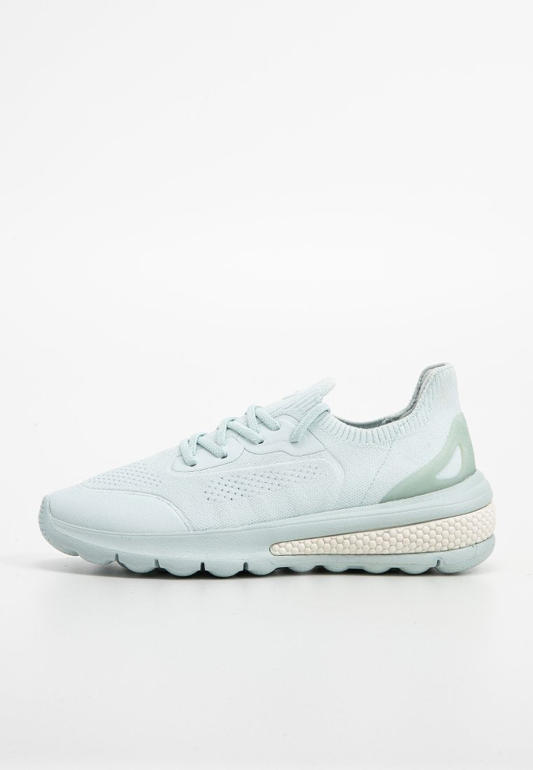 Hellblaue Sportschuhe mit einem strukturierten Strick-Obermaterial, Schnürdesign, gepolstertem Sohle mit einem gemusterten Akzent und flexiblem Absatz.