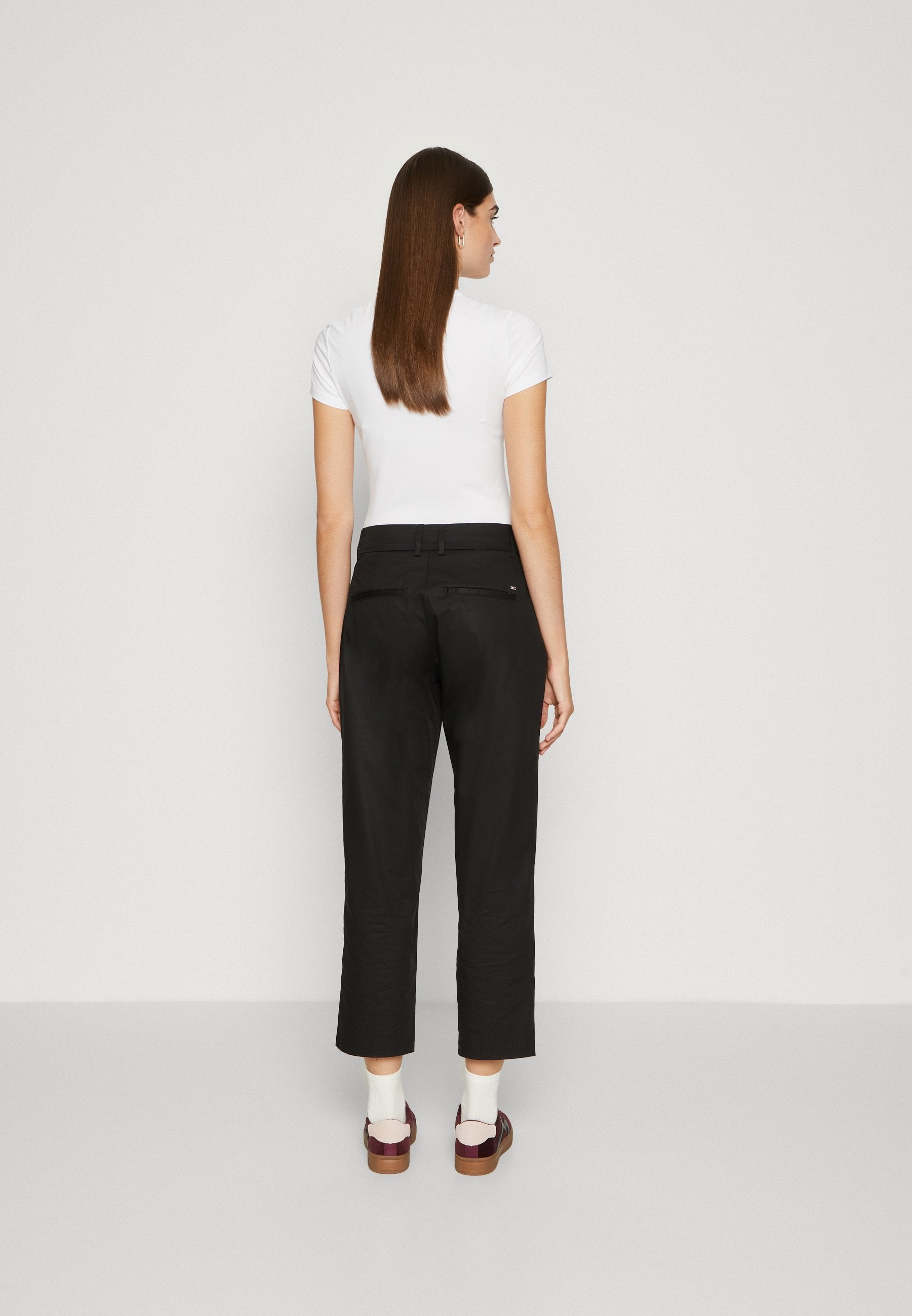 SLIM STRAIGHT Media 4