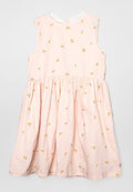Helles pinkes ärmelloses Kleid mit weißem Spitzekragen, floraler Stickerei in Gelb- und Weißtönen, gerafftem Rock und gesäumten Kanten.