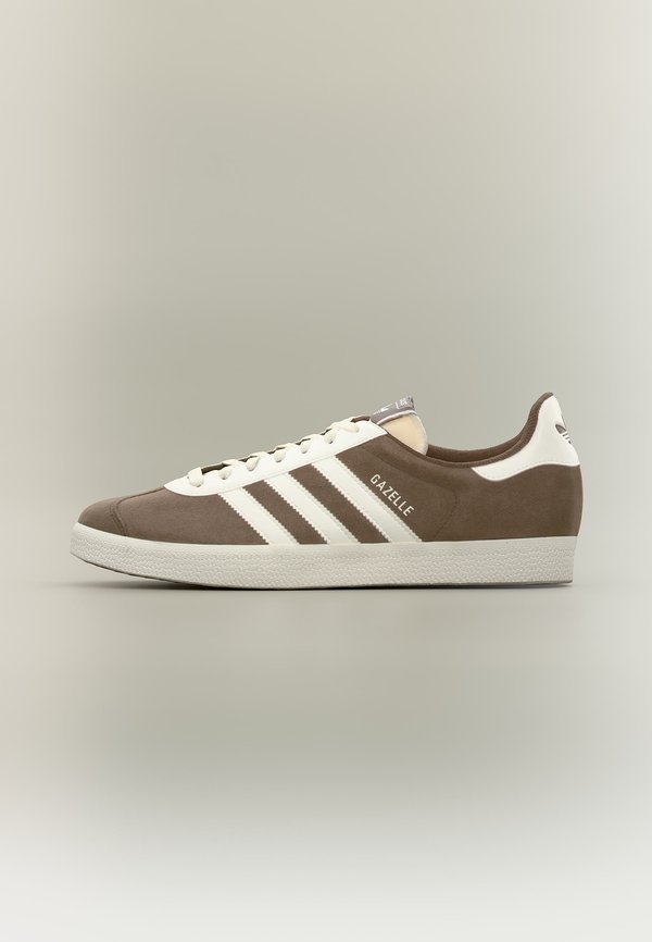 adidas Originals GAZELLE UNISEX - Trainers - earth strata/off white