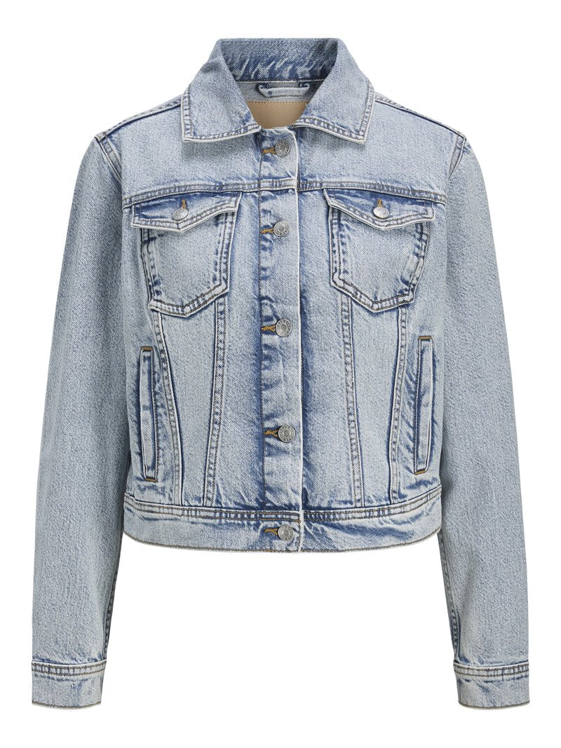 Hellblaues Jeansjackett mit Kragen, vorderem Knopfverschluss, zwei Brusttaschen und verkürztem Schnitt. Mit sichtbaren Nähdetails.