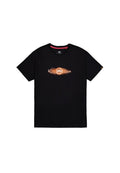 Schwarzes T-Shirt mit kurzen Ärmeln aus Baumwolle, das ein zentrales oranges Grafikdesign mit Blitzmotiven und einem kreisförmigen Logo zeigt.