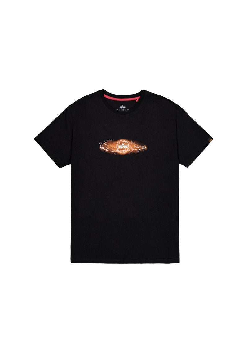Schwarzes T-Shirt mit kurzen Ärmeln aus Baumwolle, das ein zentrales oranges Grafikdesign mit Blitzmotiven und einem kreisförmigen Logo zeigt.