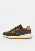 Brauner und senffarbener Sneaker mit weißer Sohle, Obermaterial aus Wildleder und Stoff, Schnürverschluss und gepolstertem Schaft für den Freizeitgebrauch.