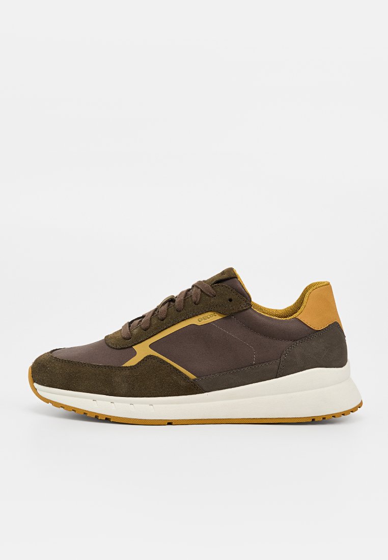 Brauner und senffarbener Sneaker mit weißer Sohle, Obermaterial aus Wildleder und Stoff, Schnürverschluss und gepolstertem Schaft für den Freizeitgebrauch.
