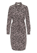 Langärmliges Kleid in hellem Mauve mit schwarzem Blumenmuster; verfügt über eine Knopfleiste vorne, einen Kragen und einen Zugbandbund zur Anpassung der Passform.