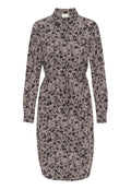 Langärmliges Kleid in hellem Mauve mit schwarzem Blumenmuster; verfügt über eine Knopfleiste vorne, einen Kragen und einen Zugbandbund zur Anpassung der Passform.