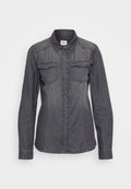 Dunkelgrauhe, langärmlige Hemdbluse mit zwei Brusttaschen und einem strukturierten Kragen. Hergestellt aus Denim mit einer glatten Textur.