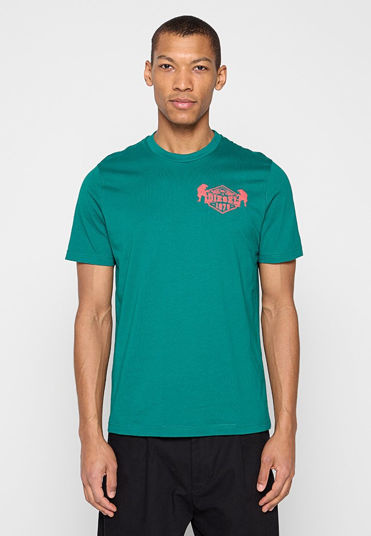 Türkisfarbenes Baumwoll-T-Shirt mit kurzen Ärmeln, rundem Ausschnitt und einem roten Grafiklogo auf der Brust. Glatte Textur mit entspanntem Sitz.