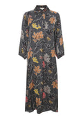 Langes dunkelgraues Hemdkleid mit orangefarbenen, gelben, roten und beigefarbenen Blattmustern sowie langen Ärmeln mit elastischen Bündchen.