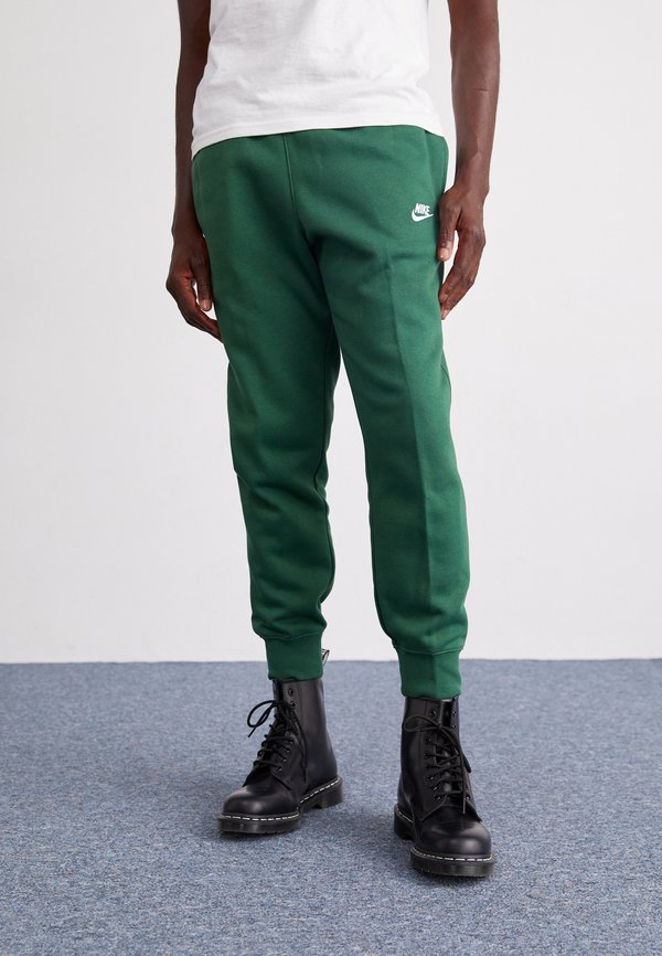 Nike Sportswear CLUB JGGR - Tracksuit bottoms - fir/white