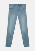 Hellblaue Denim-Jeans mit einem Fünf-Taschen-Design. Sie verfügen über einen geraden Schnitt, dezente Verwaschungen und einen Knopfverschluss am Bund.
