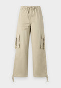 Beige Cargo-Hosen mit weitem Bein, elastischem Bund, verstellbarem Kordelzug und mehreren Seitentaschen. Hergestellt aus strapazierfähigem Baumwollstoff.