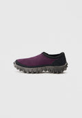 Lila Slipper mit schwarzem Absatz und geriffelter dunkelgrauer Sohle, entworfen für den Außenbereich oder lässigen Gebrauch.