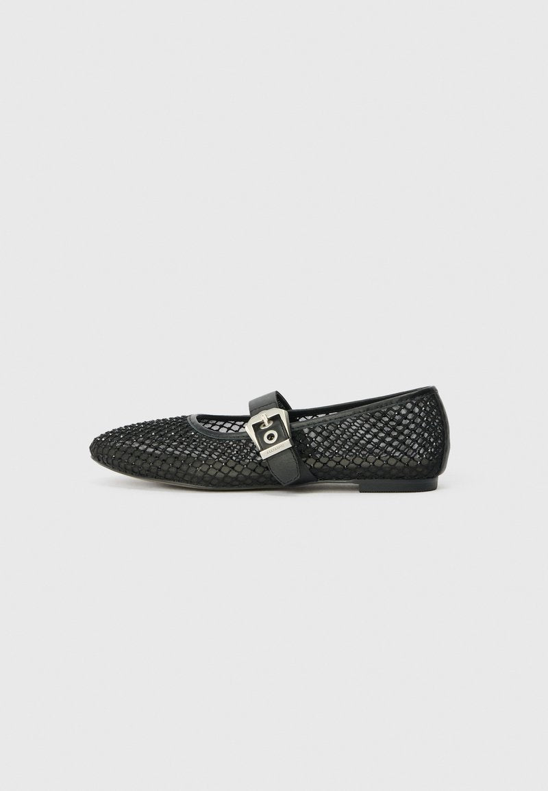 Schwarze Ballettflachets aus Mesh mit spitz zulaufender Spitze, flachem Absatz und einem Riemen mit Schnalle über dem Knöchel; strukturierte Oberfläche mit einem gewebten Muster.