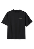 Schwarzes T-Shirt mit kurzen Ärmeln und Rundhalsausschnitt, mit kleinem weißem "PEGADOR"-Textlogo auf der oberen linken Brust.
