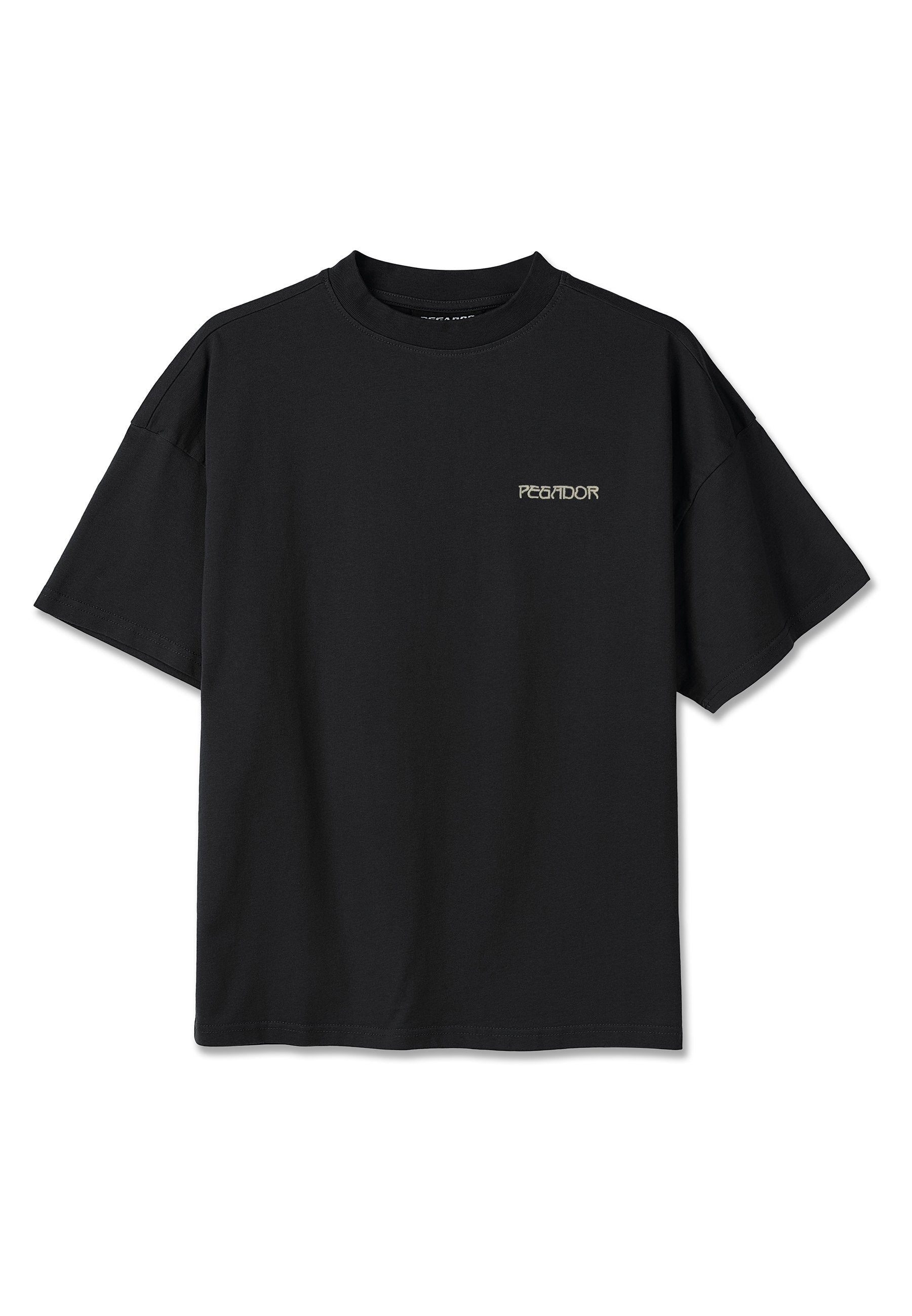 Schwarzes T-Shirt mit kurzen Ärmeln und Rundhalsausschnitt, mit kleinem weißem "PEGADOR"-Textlogo auf der oberen linken Brust.
