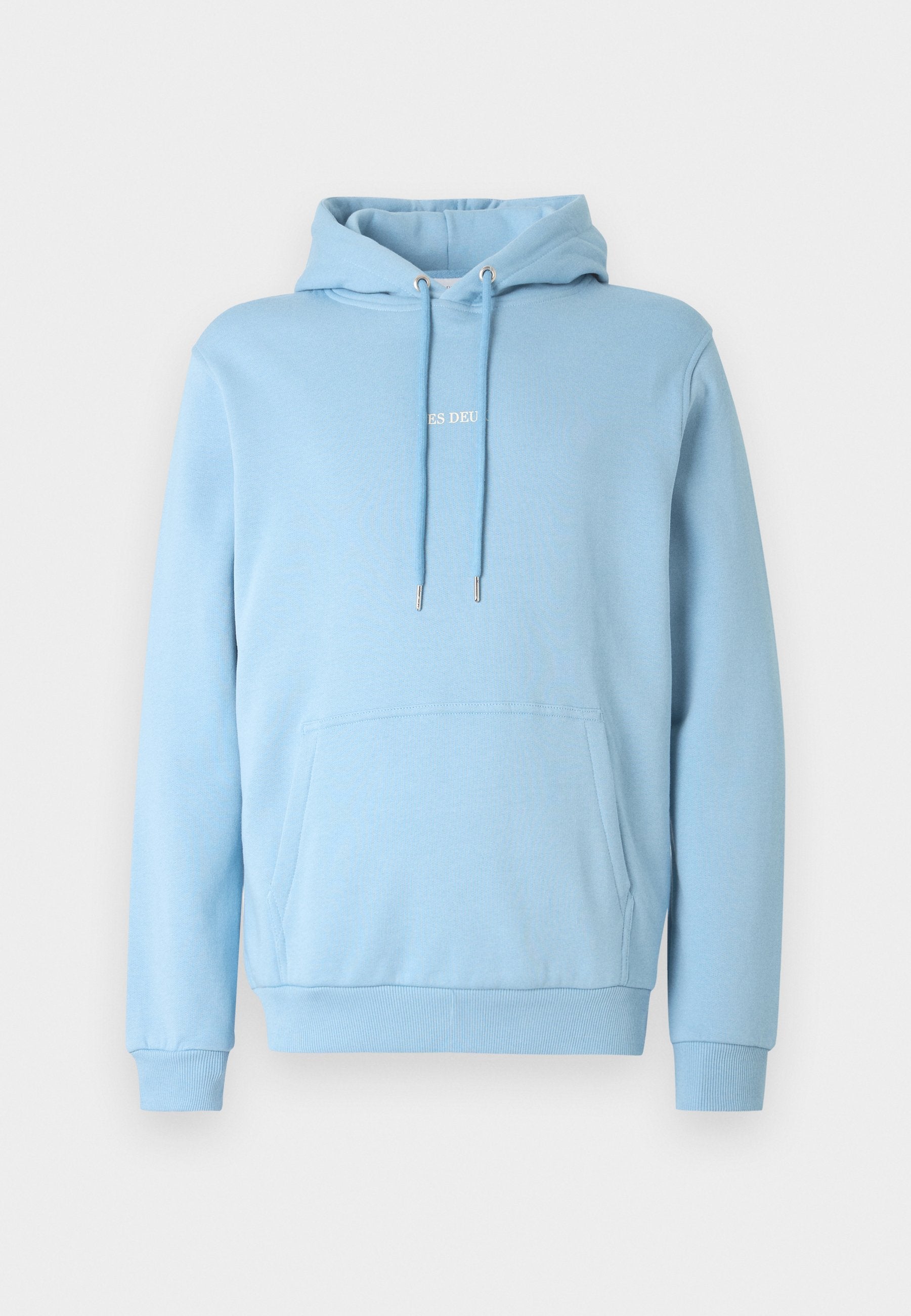 Hellblauer Kapuzenpullover aus weicher Baumwolle mit Fronttasche und verstellbarer Kapuze. Minimalistisches Design mit Logodetail auf der Brust.