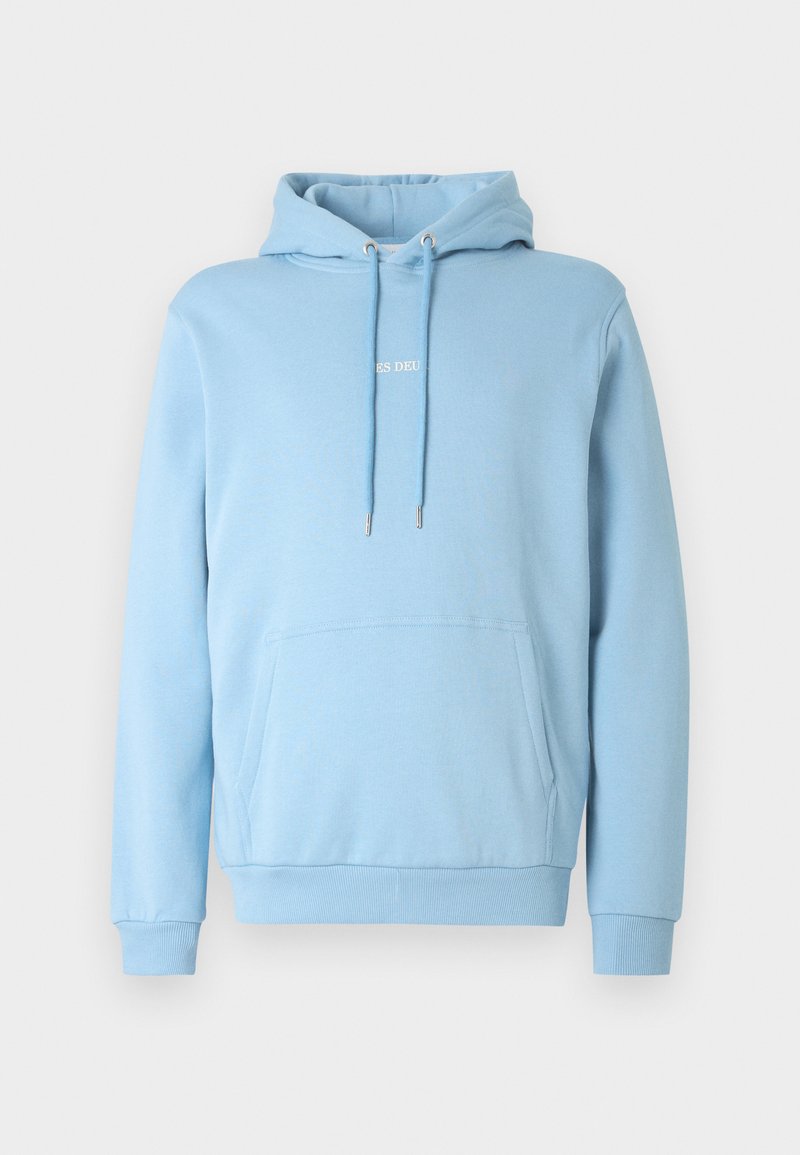 Hellblauer Kapuzenpullover aus weicher Baumwolle mit Fronttasche und verstellbarer Kapuze. Minimalistisches Design mit Logodetail auf der Brust.