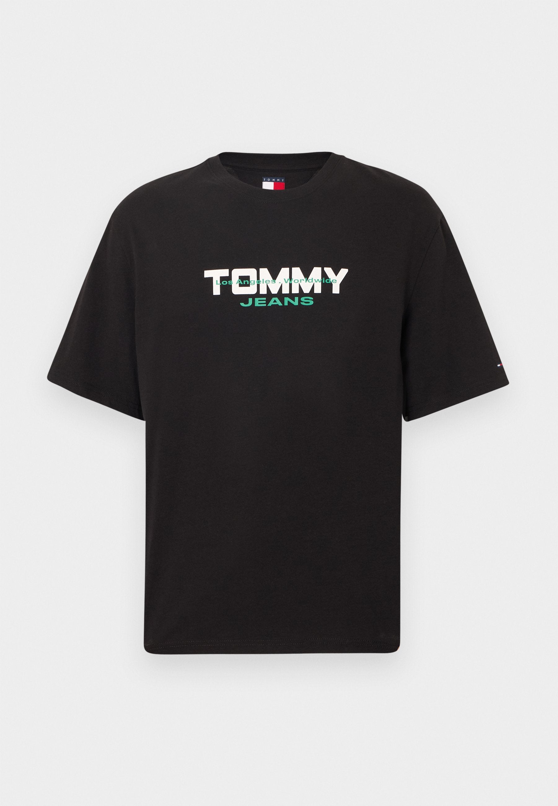Schwarzes Baumwoll-T-Shirt mit Kurzärmeln, auf der Vorderseite mit dem Schriftzug "TOMMY JEANS" in fetten weißen und grünen Buchstaben.