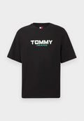 Schwarzes Baumwoll-T-Shirt mit Kurzärmeln, auf der Vorderseite mit dem Schriftzug "TOMMY JEANS" in fetten weißen und grünen Buchstaben.
