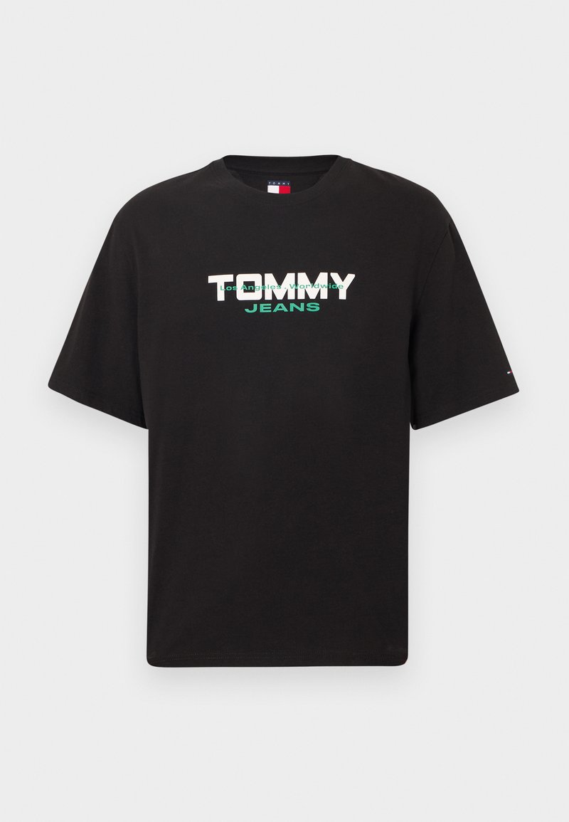 Schwarzes Baumwoll-T-Shirt mit Kurzärmeln, auf der Vorderseite mit dem Schriftzug "TOMMY JEANS" in fetten weißen und grünen Buchstaben.